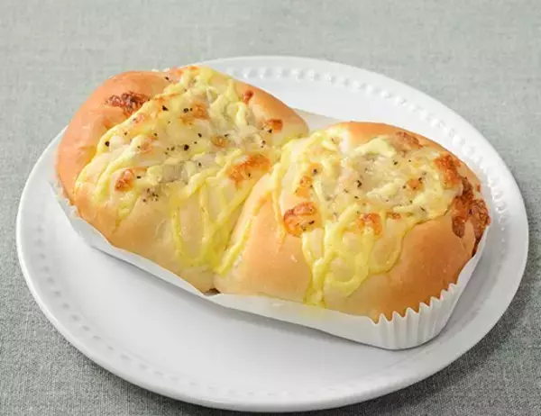 「【ローソン】お財布に優しい！200円以下で買える新作パン3選「合わせすぎ！あらびきソーセージパン＆あらびきチョリソーパン」はソーセージとチョリソーの組み合わせ！」の画像