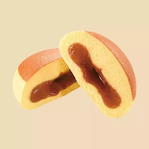 「【ファミリーマート】おなじみのスイーツがコンビニ仕様で登場！森永監修の新作スイーツ3選「【「森永コラボ」キャンペーン】森永製菓監修 ホットケーキまん（塩キャラメル）」はほっそケーキミックスのようなふんわり生地に塩キャラメルソースがとろり」の画像