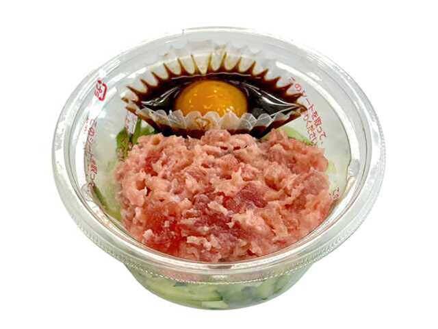 【セブン-イレブン】お酒のおつまみ、あと一品に最適！セブンの新作サラダ3選「混ぜて食べる　まぐろたたきのユッケ風」は甘辛いタレと卵黄が合う！