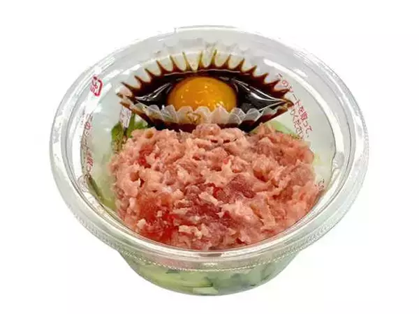 「【セブン-イレブン】お酒のおつまみ、あと一品に最適！セブンの新作サラダ3選「混ぜて食べる　まぐろたたきのユッケ風」は甘辛いタレと卵黄が合う！」の画像