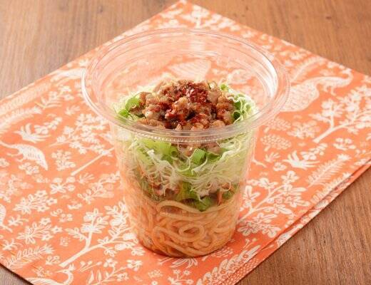 【ローソン】スパイシーな味わいが食欲をそそる！新作ランチ3選「合わせすぎ！カツ×フランクカレー(中辛)」は新宿中村屋監修カツカレーにフランクソーセージを組み合わせた一品！