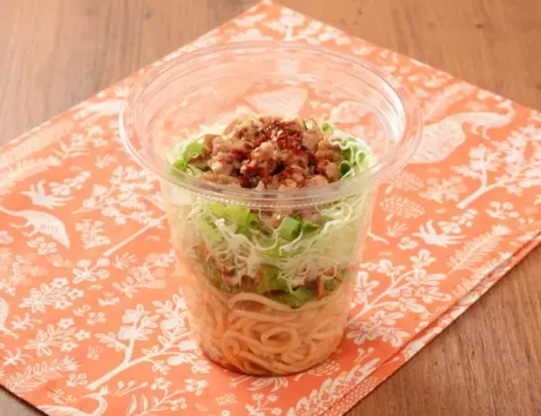 「【ローソン】スパイシーな味わいが食欲をそそる！新作ランチ3選「合わせすぎ！カツ×フランクカレー(中辛)」は新宿中村屋監修カツカレーにフランクソーセージを組み合わせた一品！」の画像