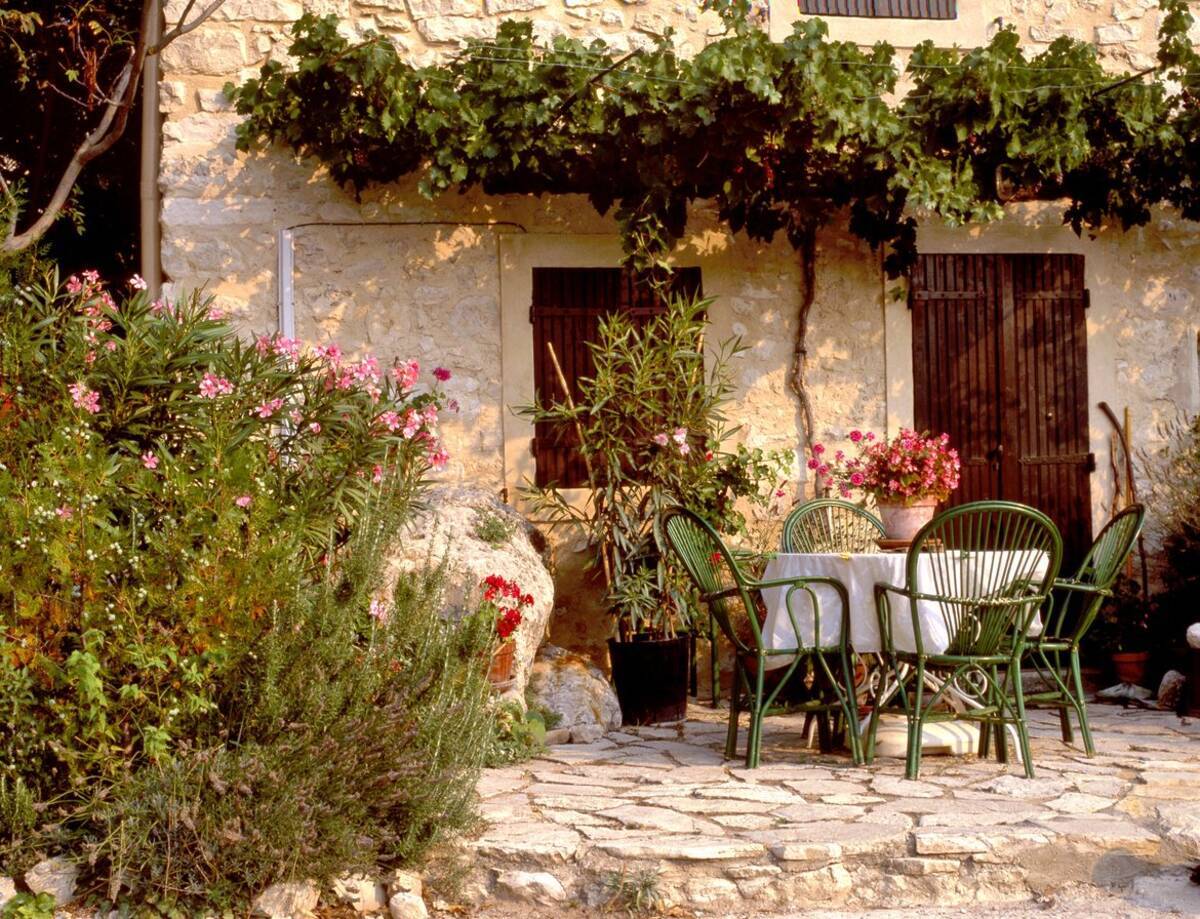 ガーデニング 自宅の庭を南フランス風に オシャレなプロバンス風ガーデンの作り方 オススメ植物5選 22年5月2日 エキサイトニュース