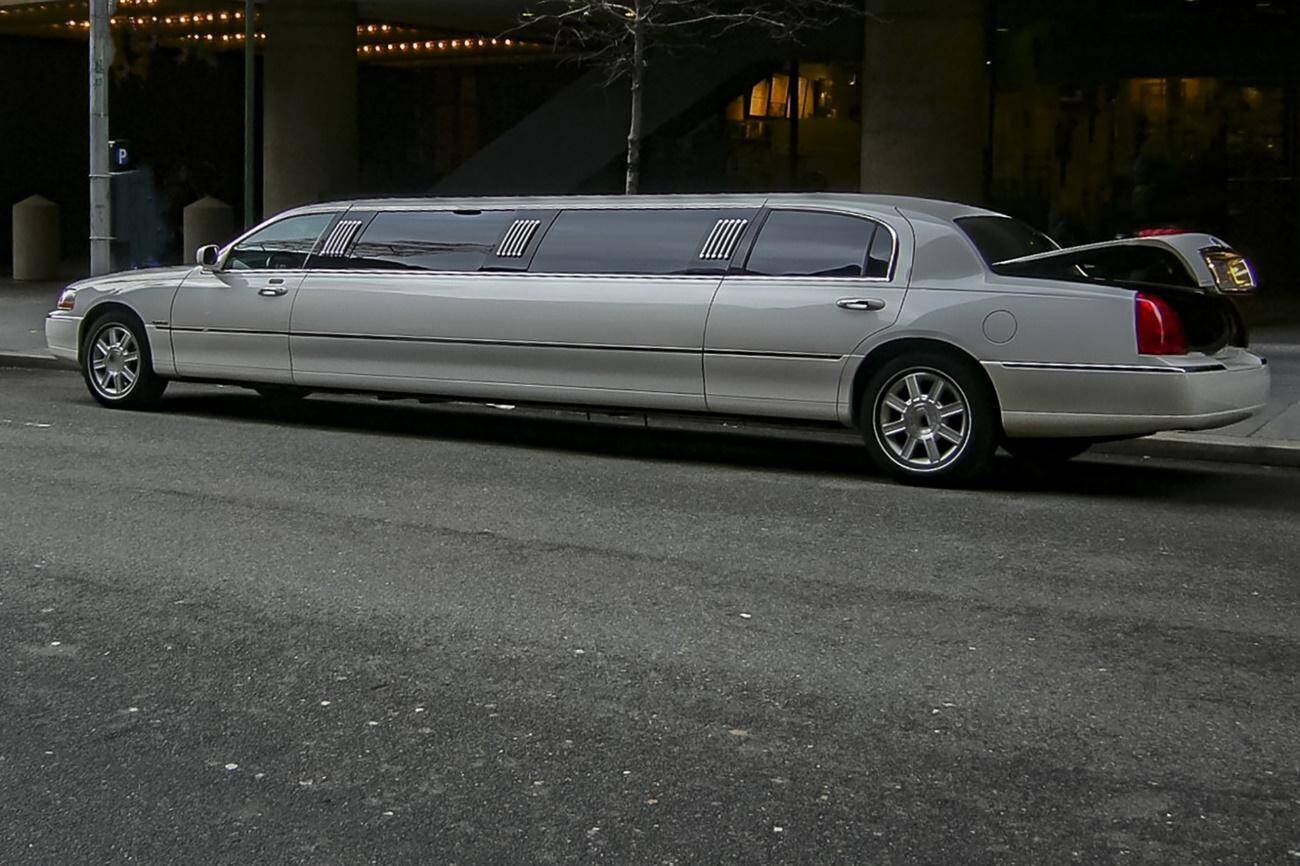 【トヨタ・センチュリー】日本の伝統的なショーファードリブン！センチュリーロイヤルも解説【画像あり】