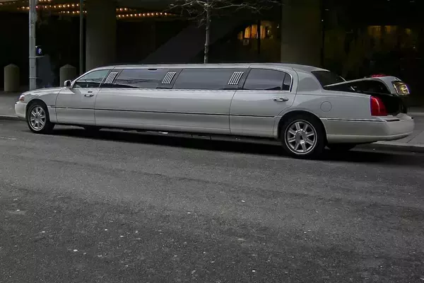 「【トヨタ・センチュリー】日本の伝統的なショーファードリブン！センチュリーロイヤルも解説【画像あり】」の画像