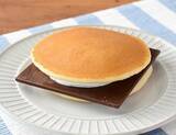 「【ローソン】魅惑のチョコスイーツが目白押し！ローソンの新作スイーツ3選「板チョコパンケーキ」はパンケーキからはみ出るビッグ板チョコのインパクトがすごい！」の画像2
