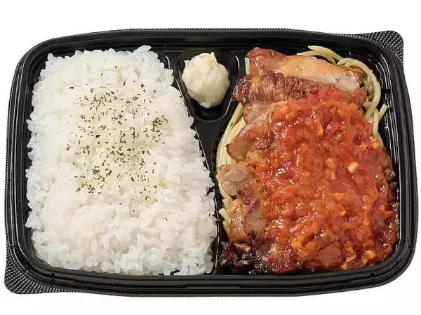 「【セブン-イレブン】がっつり食べたい日に！新作の肉系弁当3選「ガーリックトマトのグリルチキン弁当」はにんにくを効かせたトマトソースで味付けしたグリルチキンを楽しめる！」の画像