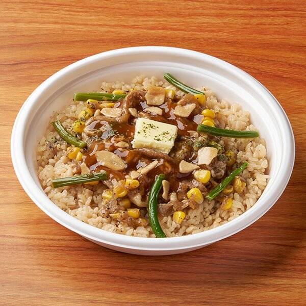 【ファミリーマート】ガツンと食べたい時におすすめ！新作お弁当3選「にんにくだれ牛焼肉＆ガーリックライス（麦入りごはん）」は溶けたバターの香りに食欲がそそられる