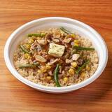 「【ファミリーマート】ガツンと食べたい時におすすめ！新作お弁当3選「にんにくだれ牛焼肉＆ガーリックライス（麦入りごはん）」は溶けたバターの香りに食欲がそそられる」の画像2