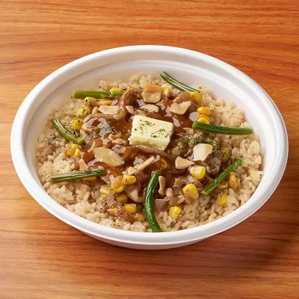 「【ファミリーマート】ガツンと食べたい時におすすめ！新作お弁当3選「にんにくだれ牛焼肉＆ガーリックライス（麦入りごはん）」は溶けたバターの香りに食欲がそそられる」の画像