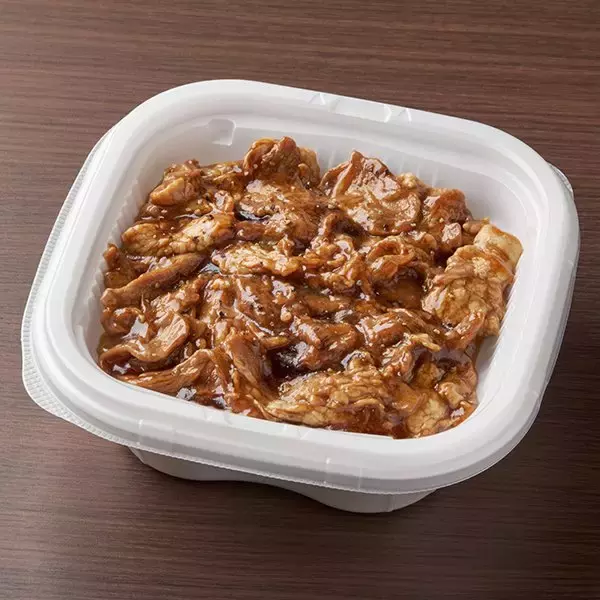 「【ファミリーマート】ガツンと食べたい時におすすめ！新作お弁当3選「にんにくだれ牛焼肉＆ガーリックライス（麦入りごはん）」は溶けたバターの香りに食欲がそそられる」の画像