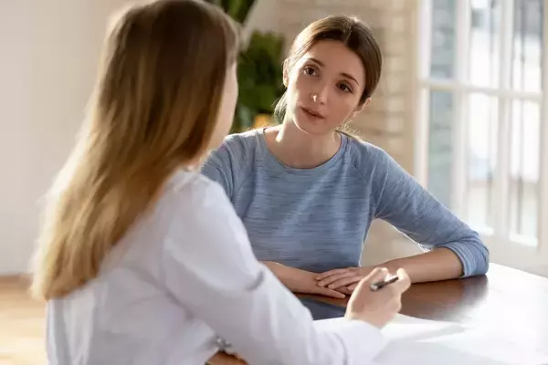 就職氷河期世代の「非正規おひとりさま女性」その年収や貯蓄はいくらか