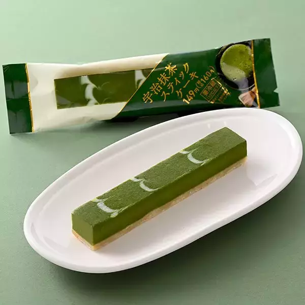 「【ファミリーマート】人気の抹茶スイーツ！新作3選「【東海・北陸】クリームたっぷり！三重県産伊勢茶のダブルシュー」は甘いホイップクリームとほろ苦い抹茶の味わいが大人のおいしさ」の画像