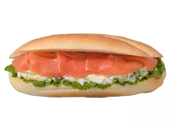 「【セブン-イレブン】時間がなくても美味しく片手ランチ！総菜パン新作3選「スモークサーモン＆ブロッコリータルタル」はタルタルソースが味の決め手！」の画像