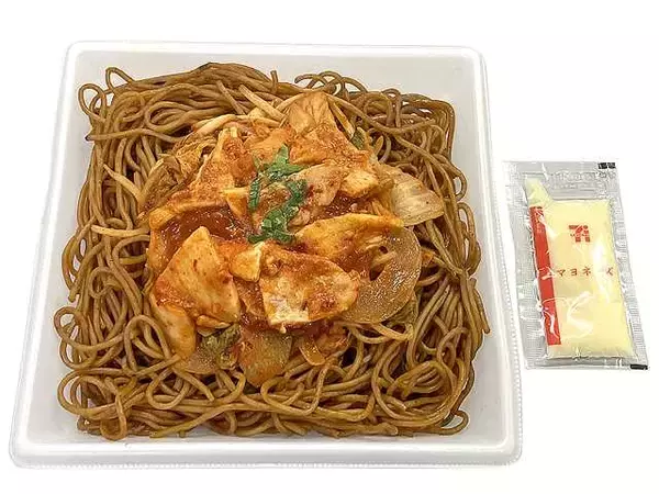 「【セブン-イレブン】九州地方限定発売商品！新作麺・丼3選「旨辛豚キムチ焼そば　マヨネーズ付き」はにんにくの効いた豚キムチとマヨネーズの背徳感に惹かれる」の画像