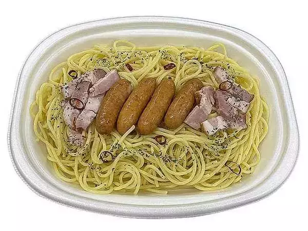 「【セブン-イレブン】九州地方限定発売商品！新作麺・丼3選「旨辛豚キムチ焼そば　マヨネーズ付き」はにんにくの効いた豚キムチとマヨネーズの背徳感に惹かれる」の画像