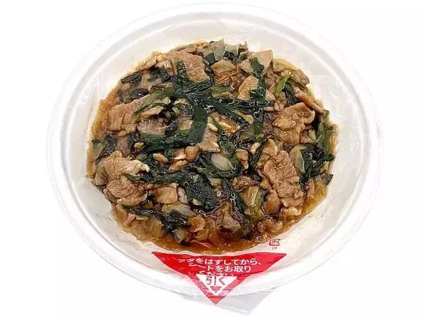 「【セブン-イレブン】九州地方限定発売商品！新作麺・丼3選「旨辛豚キムチ焼そば　マヨネーズ付き」はにんにくの効いた豚キムチとマヨネーズの背徳感に惹かれる」の画像