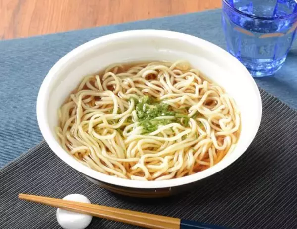 「【ローソン】肌寒い日はこれに決まり！ローソンの新作ラーメン＆スープ3選「スープが主役！鶏油をきかせた醤油ラーメン」に注目」の画像