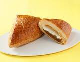 「【ローソン】温めて食べたらより美味しい！新作ベーカリー3選「とろ〜りチーズの三角ミートパイ」はとろけるチーズとパイのサクサク感がたまらない！」の画像2