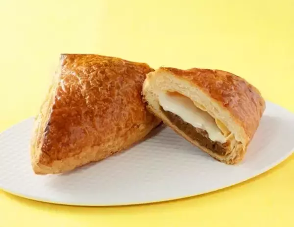 「【ローソン】温めて食べたらより美味しい！新作ベーカリー3選「とろ〜りチーズの三角ミートパイ」はとろけるチーズとパイのサクサク感がたまらない！」の画像