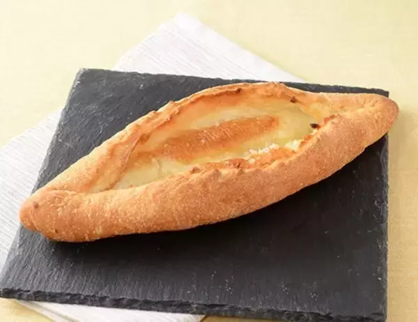 「【ローソン】温めて食べたらより美味しい！新作ベーカリー3選「とろ〜りチーズの三角ミートパイ」はとろけるチーズとパイのサクサク感がたまらない！」の画像