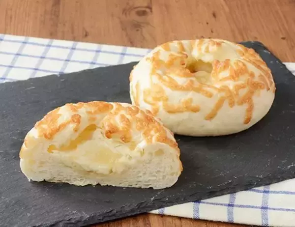 「【ローソン】温めて食べたらより美味しい！新作ベーカリー3選「とろ〜りチーズの三角ミートパイ」はとろけるチーズとパイのサクサク感がたまらない！」の画像