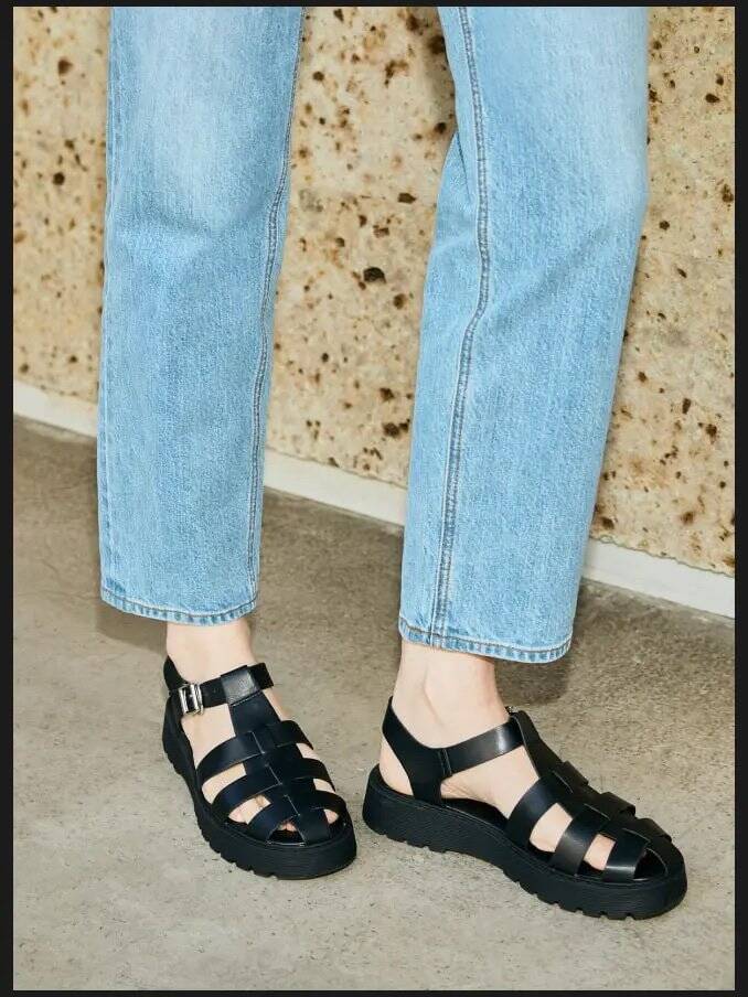 足楽ちんで2490円【GU】夏トレンド「グルカサンダル」お洒落で充分と高評価