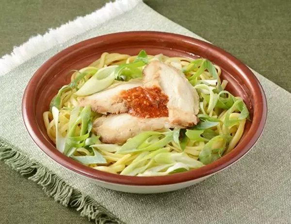 「【ローソン】寒い日に食べたい！ローソンの新作洋食メニュー3選「こだわりおだしの生パスタ　鶏と九条ねぎ（七味たれ添え）」は優しいおだしがしみる」の画像