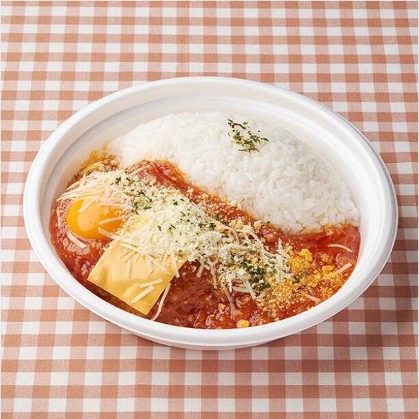【ファミリーマート】見た目から食欲そそる新作弁当3選「【絶品登場！ふわっとろ～たまご弁当】とろ〜りチーズと卵黄ソースのトマトハンバーグ弁当」は卵黄の存在感がすごい！