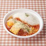 「【ファミリーマート】見た目から食欲そそる新作弁当3選「【絶品登場！ふわっとろ～たまご弁当】とろ〜りチーズと卵黄ソースのトマトハンバーグ弁当」は卵黄の存在感がすごい！」の画像2