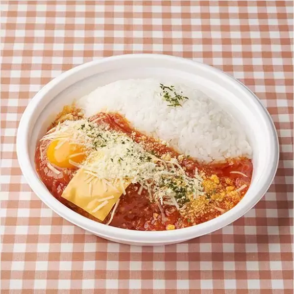 「【ファミリーマート】見た目から食欲そそる新作弁当3選「【絶品登場！ふわっとろ～たまご弁当】とろ〜りチーズと卵黄ソースのトマトハンバーグ弁当」は卵黄の存在感がすごい！」の画像