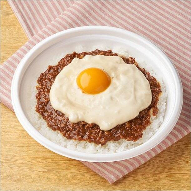 【ファミリーマート】見た目から食欲そそる新作弁当3選「【絶品登場！ふわっとろ～たまご弁当】とろ〜りチーズと卵黄ソースのトマトハンバーグ弁当」は卵黄の存在感がすごい！
