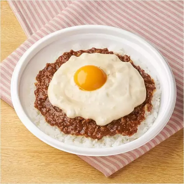 「【ファミリーマート】見た目から食欲そそる新作弁当3選「【絶品登場！ふわっとろ～たまご弁当】とろ〜りチーズと卵黄ソースのトマトハンバーグ弁当」は卵黄の存在感がすごい！」の画像