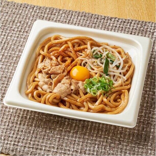 【ファミリーマート】見た目から食欲そそる新作弁当3選「【絶品登場！ふわっとろ～たまご弁当】とろ〜りチーズと卵黄ソースのトマトハンバーグ弁当」は卵黄の存在感がすごい！