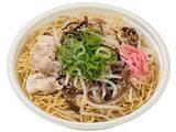 「【セブン-イレブン】寒い日はやっぱり温かい麺！セブンの新作麺類3選「期間限定　海老天味噌煮込みうどん」はかつお出汁が効いたつゆがおいしい！」の画像3