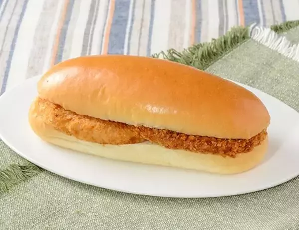 「【ローソン】お手軽ランチとして食べたい！ローソンの新作パン3選「とろ〜り半熟卵のカレーパン」はもっちりパン生地とカレーフィリングが美味しい！」の画像