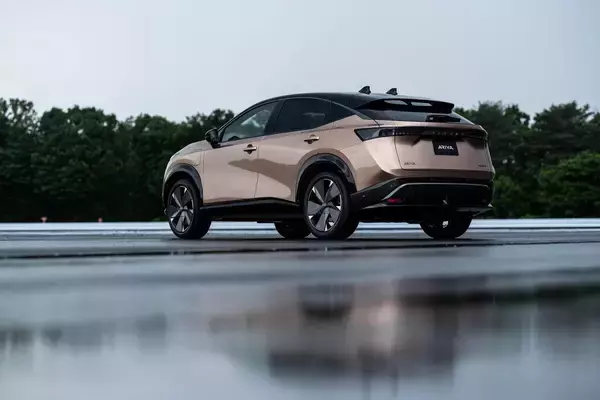 「日産のプレミアム電動SUV「アリア」リーフとの違いは？新時代の電気自動車を解説」の画像