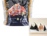 「【ローソン】人気おにぎり店監修商品も登場！ローソンの新作おにぎり・パン3選「浅草宿六監修　プレミアムおにぎり　紅鮭ほぐし　柚子胡椒仕立て」は柚子胡椒のアクセントがいい」の画像2