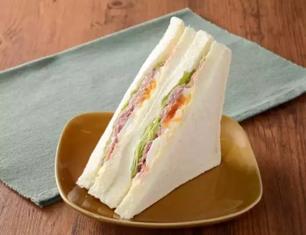 「【ローソン】人気おにぎり店監修商品も登場！ローソンの新作おにぎり・パン3選「浅草宿六監修　プレミアムおにぎり　紅鮭ほぐし　柚子胡椒仕立て」は柚子胡椒のアクセントがいい」の画像