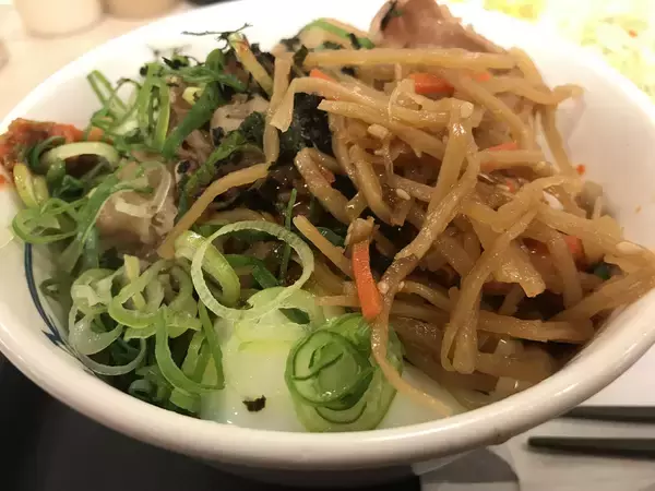 「【松屋】ビビン丼がリニューアル復活【半熟卵と相性最強】シャキシャキ・ピリ辛メニューを食レポ」の画像