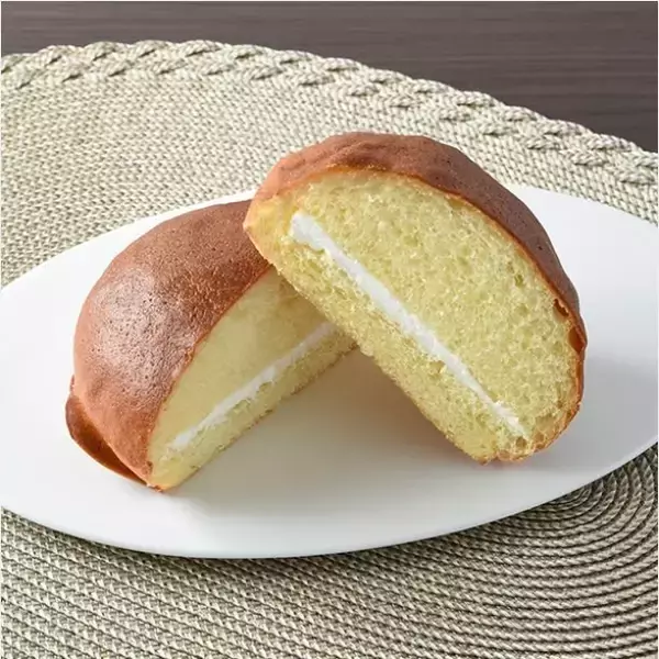 「【ファミリーマート】新作スイーツ3選でほっこりコーヒータイム「ダブルホイップメロンパン」意外な形状のメロンパン」の画像