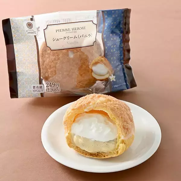 「【ファミリーマート】ホリデーシーズンのご褒美に！ファミマの新作スイーツ3選「ピエール・エルメ　アンソロジー監修　シュークリーム（バニラ）」は濃厚なバニラの味わい」の画像