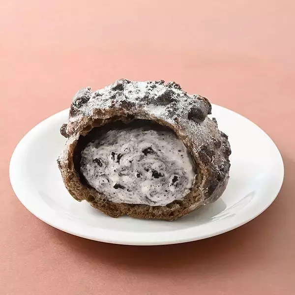 「【ファミリーマート】甘いものでちょっと休憩！ファミマの新作スイーツ3選「クッキー&クリームシュー」はザクザクのシュー生地が美味しそう！」の画像