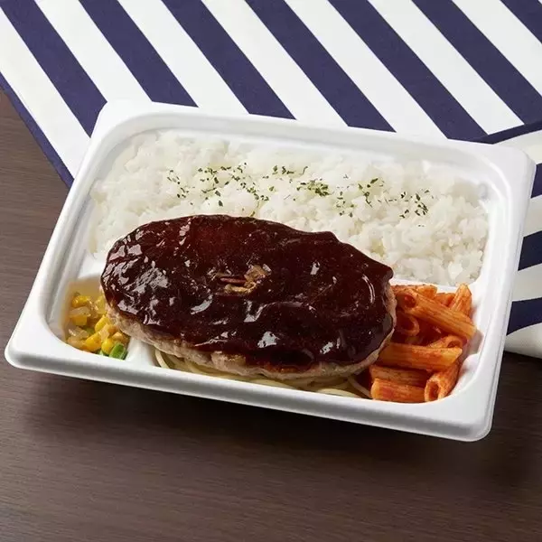 「【ファミリーマート】お肉がメイン！新作肉系お弁当3選「【九州】九州醤油仕立ての唐揚弁当」はスパイスとマヨネーズで味変も楽しめる！」の画像