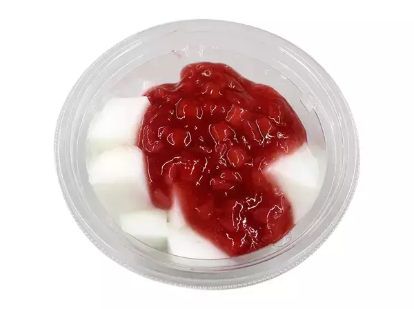 「【セブン-イレブン】もっちり、むっちり食感が楽しめる新作スイーツ3選「もっちりみるくわらび　いちご」みるく練乳のわらび餅にいちごソースの甘酸っぱさで甘すぎないバランスのいいスイーツ！」の画像