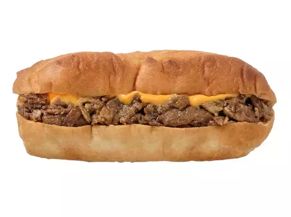 「【セブン-イレブン】お出かけランチや軽食にいかが？厳選ロール・サンドイッチ3選「フィリーチーズステーキ仕立てロール」は薄切り牛肉たっぷりの満足感あるバケットサンド」の画像