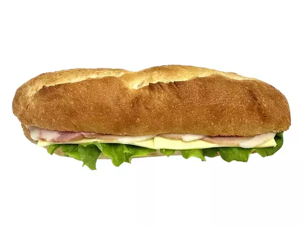 「【セブン-イレブン】お出かけランチや軽食にいかが？厳選ロール・サンドイッチ3選「フィリーチーズステーキ仕立てロール」は薄切り牛肉たっぷりの満足感あるバケットサンド」の画像