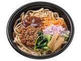 「【セブン-イレブン】がっつり食べたい日に！新作の汁なし麺3選「旨辛醤油だれの肉味噌まぜそば」は醤油ベースの旨辛だれと肉味噌が絡む！」の画像2