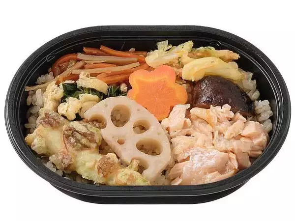 「【セブン-イレブン】コスパが嬉しい！新作のワンコインランチ3選「炙り焼きハラスとだしごはん（もち麦）」はサーモンハラスや野菜のかき揚げ入り！」の画像