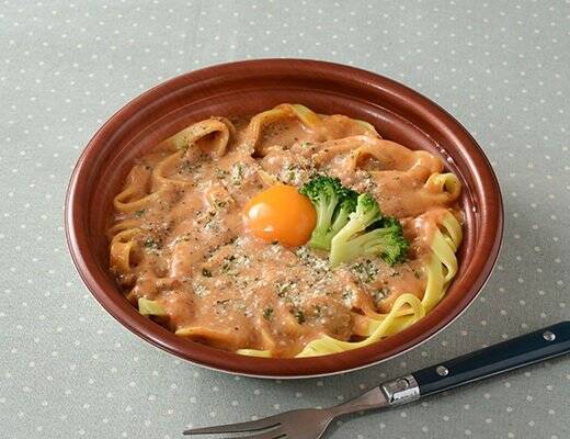 【ローソン】ボリューム感満載！濃厚新作めん類3選「ソースたっぷり生パスタ　ミートカルボナーラ」はこだわり食感の生パスタ